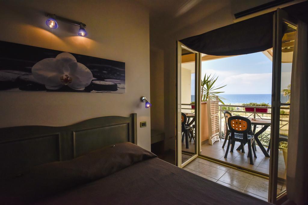 Hotel La Villa كوريليانو كالابرو الغرفة الصورة